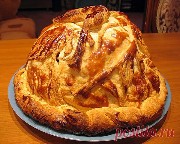 Курник 
Вот такой шикарный курник можно сделать из слоеного теста, блинчиков и начинки 3 видов - куриной, рисовой и грибной. 

Ингредиенты:

 Слоеное дрожжевое тесто – 500 гр.

 Куриная грудка – 1 шт.

 Грибы – 300 гр.

 Рис – 100 гр.

 Яйца (отваренные) – 3 шт.

 Яйцо сырое – 1 шт.

 Лук – 1 шт.

 Мука – 1 ст.л. (без горки)

 Молоко – 15 ст.л.

 Блинчики

 Укроп, зеленый лук

 Соль

 Сливочное масло