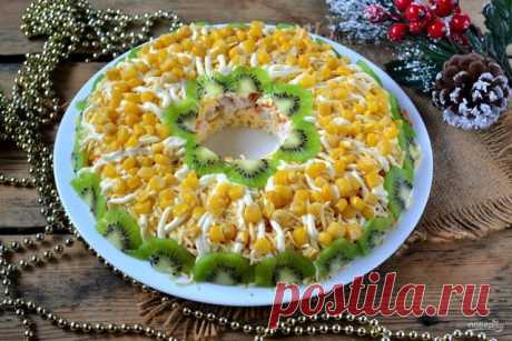 Куриный салат на Новый год 

Ингредиенты: 
Куриная грудка — 300 Грамм 
Сыр твердый — 150 Грамм 
Яйца куриные — 4 Штуки 
Морковь — 1 Штука 
Киви — 1 Штука 
Кукуруза консервированная — 100 Грамм 
Майонез — 3 Ст. ложки 

Количество порций: 3-4 

Как приготовить &quot;Куриный салат на Новый год&quot; 
1. Подготовьте все необходимые ингредиенты. Морковь и куриную грудку отварите до готовности, яйца сварите вкрутую (7-9 минут), это можно сделать заранее.