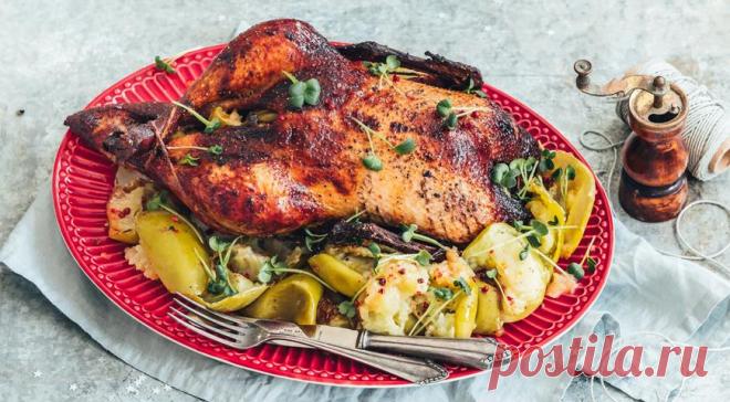 Утка с яблоками — ПУТЕШЕСТВУЙ ПО САЙТУ. Маленький лайфхак для этого традиционного рецепта: мясо утки получится еще более нежным, если утку предварительно отварить. Время на запекание в этом случае можно сократить. ИНГРЕДИЕНТЫ 1 утка весом 2,5–3 кг 8 зеленых яблок 4–5 зубчиков чеснока 2 ст. л. лимонного сока + сок для яблок 3 ст. л. абрикосового джема […]