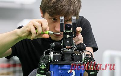 hh.ru: зарплаты работников с навыками в робототехнике за год выросли на 14%. Медианное зарплатное предложение для таких специалистов составило 79,7 тыс. рублей, говорится в исследовании платформы