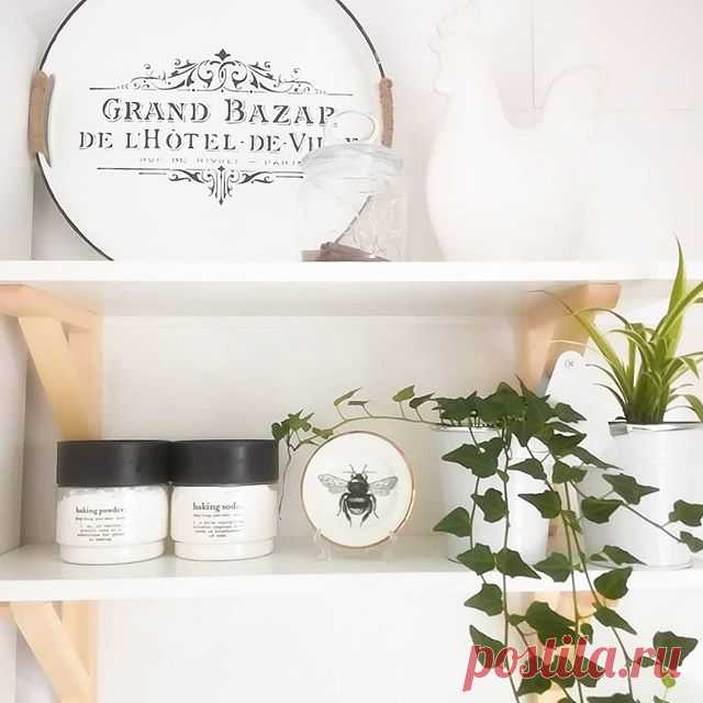 Рубрика #переделки с FixPrice 💚

Поднос - цена 199р
✔️обезжирить;
✔️покрасить с помощью валика в три слоя белой краской (использована акриловая эмаль Luxens из Леруа Мерлен);
✔️чёрный ободок -  чёрная краска и нанести поролоновым валиком);
✔️ чёрной краской с помощью многоразового самоклеющегося трафарета нанести надпись. Для нанесения лучше выбрать краску погуще, наносим постукивающими движениями с помощью губки в два слоя.
✔️ Ручки обвязать джутовым шпагатом.

О...