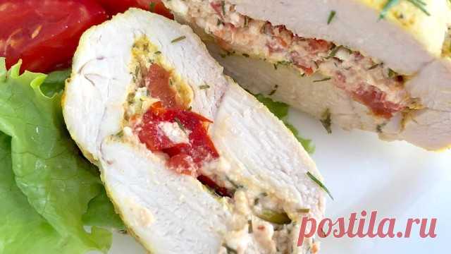 Сочная куриная грудка
на 100грамм - 127.38 ккалБ/Ж/У - 19/4.85/0.54

Ингредиенты: 
- 2 половинки куриного филе
- 120 гр сыра (брала Фету)
- зелень
- 1 помидор
- специи (у меня карри, перец, чесночный порошок)
- соль

Приготовление:

Куриное филе разрезаем вдоль (не до конца), солим, перчим, добавляем специи.
Сыр разминаем вилкой, добавляем нарубленную зелень, нарезанный помидор. Перемешиваем.
Эту массу выкладываем на половинку филе, накрываем второй половинкой и заворачива...