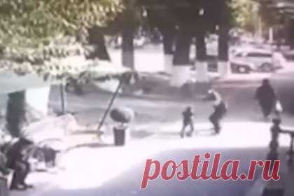 Избиение ребенка неадекватным мужчиной в Казахстане попало на видео. В казахском Таразе неадекватный мужчина напал на катавшегося на самокате ребенка. На видео попал момент, как прохожий подбежал к мальчику и с размаху ударил его по голове. Было установлено, что нападавший страдает параноидной шизофренией и состоит на учете в областной психиатрической больнице.
