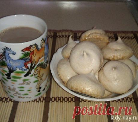 Безе, рецепт с фото в духовке Безе - отличное лакомство, которое можно кушать в виде пирожных или использовать для приготовления легкого и вкусного торта. Безе, рецепт с фото в духовке Чтобы приготовить лёгкий вкусный десерт, вам понадобится всего лишь 3 яичных белка, сахар (150 грамм), сок лимона (чайная ложка), щепотка соли и немного времени. Домашнее безе или как их ещё называют меренга, получается лёгким, воздушным и невероятно вкусным. Такой десерт не заставит вас лом...