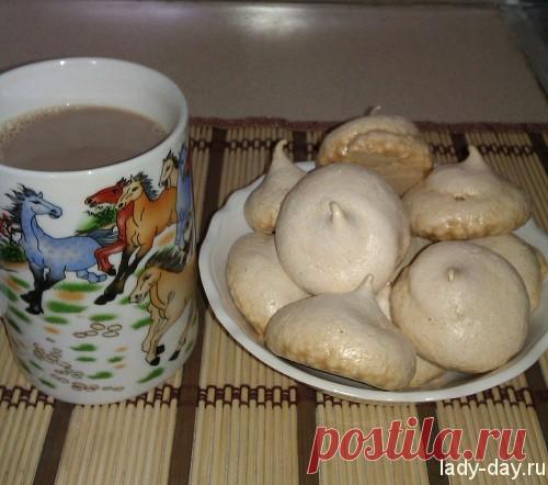 Безе, рецепт с фото в духовке Безе - отличное лакомство, которое можно кушать в виде пирожных или использовать для приготовления легкого и вкусного торта. Безе, рецепт с фото в духовке Чтобы приготовить лёгкий вкусный десерт, вам понадобится всего лишь 3 яичных белка, сахар (150 грамм), сок лимона (чайная ложка), щепотка соли и немного времени. Домашнее безе или как их ещё называют меренга, получается лёгким, воздушным и невероятно вкусным. Такой десерт не заставит вас лом...