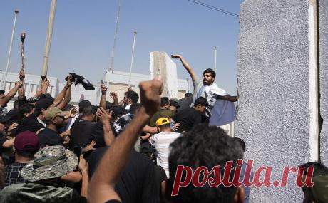 В Ираке сторонники шиитского проповедника ворвались в штаб правительства. Сторонники влиятельного в Ираке шиитского проповедника Муктады ас-Садра ворвались в Республиканский дворец в Багдаде, где заседает штаб правительства, передает телеканал Al Sumaria.
