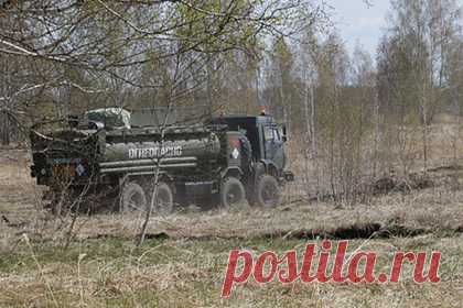 Российские военные испытали пуленепробиваемые автоцистерны. Российские военные испытали автоцистерну с пуленепробиваемым покрытием на стратегических учениях «Запад-2021». Специальная машина получила резервуар с самозатягивающимся покрытием, который выдерживает прямое попадание пули автомата Калашникова. Автоцистерна может заправить танковую роту за 15 минут.