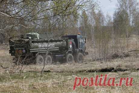 Российские военные испытали пуленепробиваемые автоцистерны. Российские военные испытали автоцистерну с пуленепробиваемым покрытием на стратегических учениях «Запад-2021». Специальная машина получила резервуар с самозатягивающимся покрытием, который выдерживает прямое попадание пули автомата Калашникова. Автоцистерна может заправить танковую роту за 15 минут.