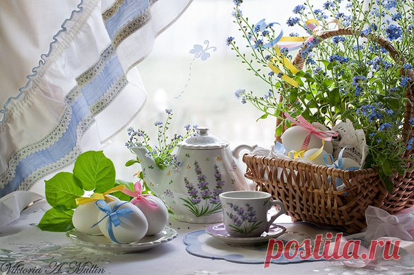 Светлое святое воскресенье Постучалось утром в каждый дом. На столе готово угощенье, Гости на пороге за окном. Говорят, входя: «Христос Воскресе!» Счастьем своим делятся с утра. Колокольный звон звучит, как песня, С каждого церковного двора. Доброе утро, друзья!❤😘