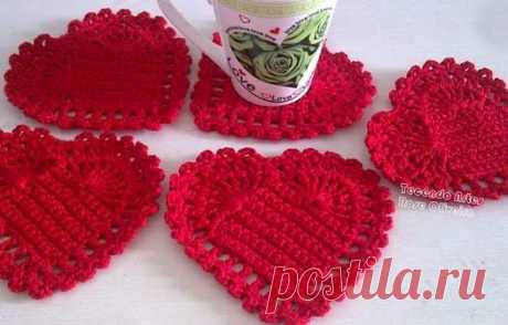 Вязаная подставка - сердечко под горячее