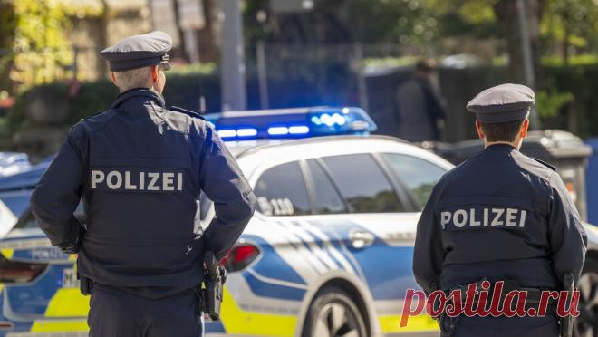 Полицейского осудили за поцелуй при исполнении служебных обязанностей. В Германии осудили полицейского, который поцеловал женщину при исполнении служебных обязанностей. Об этом сообщает Bild. Инцидент произошел еще в 2021 году. Тогда 61-летний участковый полиции Бремена пришел в квартиру женщины, которая ...