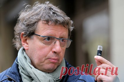 Михаила Ширвиндта обманули мошенники. Сын режиссера Александра Ширвиндта телеведущий Михаил Ширвиндт оказался жертвой интернет-мошенников. По данным «112», Ширвиндту-младшему пришло сообщение с неизвестного номера. Абонент представился его другом и рассказал, что попал в экстренную ситуацию. Он попросил одолжить ему 140 тысяч рублей.