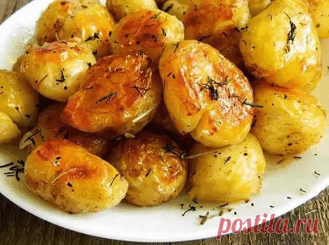 Картофель к праздничному столу - быстро, вкусно, красиво!


Ингредиенты:
- 1 кг картофеля (средний)
- 2-3 зубка чеснока
- 3 ст. ложки растительного масла
- зелень (укроп, петрушка)
- приправа для картошки
- соль
Приготовление:
1. Картошку чистим, промываем, обсушиваем и помещаем в большую миску. Если картошечка крупная, разрежьте ее на части. Обязательно накалываем ее зубочисткой в нескольких местах.
2. Чеснок чистим и пропускаем через чесночницу.
3. Зелень промываем, прос...