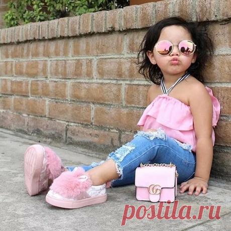 Дочка – это ленточки, платьица в горошек,
И примерка новеньких маминых серёжек.
Дочка – это каблучки, сумочки, кокетство,
Глаз весёлых огоньки и цветное детство.
Пусть Дочурка и умна, и прекрасна будет,
Пусть её счастливый смех утром вас разбудит.
Пусть ласкает солнца луч розовые щёчки,
Нежной, искренней любви – вам и вашей Дочке...

Татьяна Дементьева