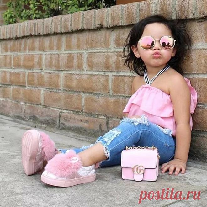 Дочка – это ленточки, платьица в горошек,
И примерка новеньких маминых серёжек.
Дочка – это каблучки, сумочки, кокетство,
Глаз весёлых огоньки и цветное детство.
Пусть Дочурка и умна, и прекрасна будет,
Пусть её счастливый смех утром вас разбудит.
Пусть ласкает солнца луч розовые щёчки,
Нежной, искренней любви – вам и вашей Дочке...

Татьяна Дементьева