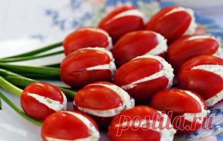 ТОП 10 САЛАТОВ "ЦВЕТОВ" ДЛЯ ВЕСЕННЕГО НАСТРОЕНИЯ

( Подборка салатов на ваш праздничный стол )

1. Салат "Мимоза"

Ингредиенты:

рыбная консерва(сайра) — 1 шт
луковицы — 2 шт
сыр твердый — 150 г
отварные картофелины, маленького размера — 2шт
майонез
яйца, сваренные вкрутую — 5 шт

Приготовление:

1. После того, как вы сварили, остудили и очистили яйца, берем мелкую терку и натираем белки, после берем глубокую и красивую тарелку с плоским дном и выкладываем эти белки первым...