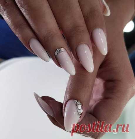 Светлый маникюр со стразами на миндаль на сайте theYou