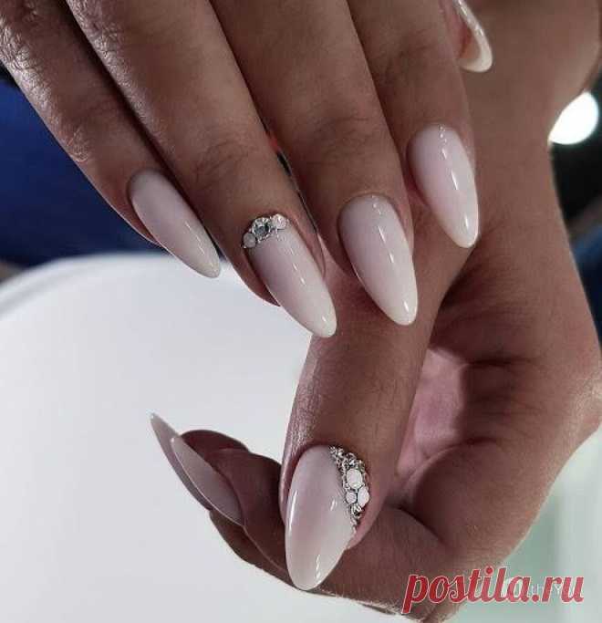 Светлый маникюр со стразами на миндаль на сайте theYou