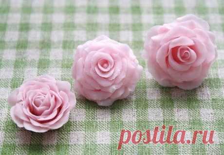 Холодный фарфор в домашних условиях

Понадобится:
1 стакан кукурузного крахмала
1 стакан клея ПВА

2 ст. ложки уксуса
2 ст. ложки детского лосьона

1) Смешиваем жидкие ингредиенты;
2) Добавляем крахмал;
3) Перемешиваем до однородной массы;
4) Нагреваем на медленном огне, постоянно перемешивая;
5) Масса готова, когда она начинает образовывать комки и легко отстает от посуды;
6) Расстелите пищевую пленку и смажьте детским лосьоном, это будет препятствовать прилипанию к рабоч...