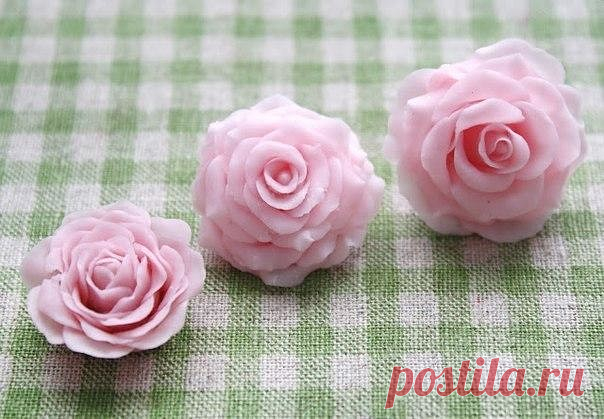 Холодный фарфор в домашних условиях

Понадобится:
1 стакан кукурузного крахмала
1 стакан клея ПВА

2 ст. ложки уксуса
2 ст. ложки детского лосьона

1) Смешиваем жидкие ингредиенты;
2) Добавляем крахмал;
3) Перемешиваем до однородной массы;
4) Нагреваем на медленном огне, постоянно перемешивая;
5) Масса готова, когда она начинает образовывать комки и легко отстает от посуды;
6) Расстелите пищевую пленку и смажьте детским лосьоном, это будет препятствовать прилипанию к рабоч...