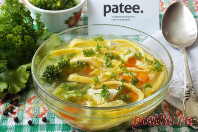 Суп с яичными блинчиками - это легкое блюдо, придётся по вкусу всем, кто следит за фигурой или просто предпочитает лёгкую пищу.  Процесс приготовления достаточно быстрый и простой. Из филе куриной грудки