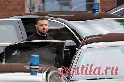 В Киеве высмеяли обещания Зеленского о скорой победе. Обещания президента Украины Владимира Зеленского одержать скорую победу над Россией говорят о его некомпетентности как политика. Такое мнение высказал бывший советник Леонида Кучмы Олег Соскин. Он назвал его «залихватские заявления о контрнаступлении и победе разговорами маленького мальчика в песочнице».