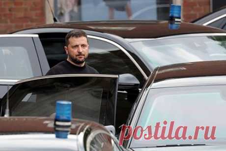 В Киеве высмеяли обещания Зеленского о скорой победе. Обещания президента Украины Владимира Зеленского одержать скорую победу над Россией говорят о его некомпетентности как политика. Такое мнение высказал бывший советник Леонида Кучмы Олег Соскин. Он назвал его «залихватские заявления о контрнаступлении и победе разговорами маленького мальчика в песочнице».