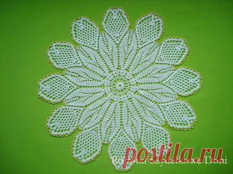 Вязание крючком. Салфетка в форме цветка ромашки.