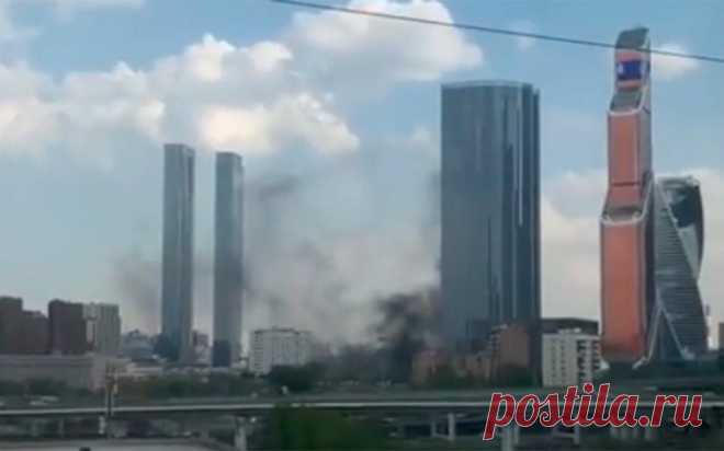 В МЧС уточнили, из-за чего в «Москва-сити» появился густой дым от пожара. В МЧС уточнили, что именно горело У ТЦ «Афимолл Сити» на Пресненской набережной в Москве днем 23 апреля.