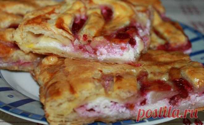 Sluoksniuotos tešlos pyragas su varške ir avietėmis Sluoksniuotos tešlos pyragas su varške ir avietėmis - patiekalas, kurį nesunkiai pasigaminsite pagal šį receptą. Daug gerų, išbandytų receptų, kuriuos privalai išmėginti!