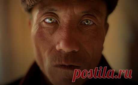 На северо-западе Китая есть деревня, в которой живут люди с неповторимыми зелено-голубыми глазами | Я так вижу
