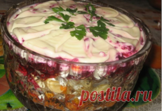 Салат «Лакомка»: Типичный салат с необычным вкусом! Очень популярный вкусный слоеный салат, состоящий, как бы, из трех разных салатов. Встречается под разными названиями. Мне понравилось это – Лакомка. Продукты для салата: 1 отваренная и очищенная свекла 100г чищенных орехов 2 вареных и