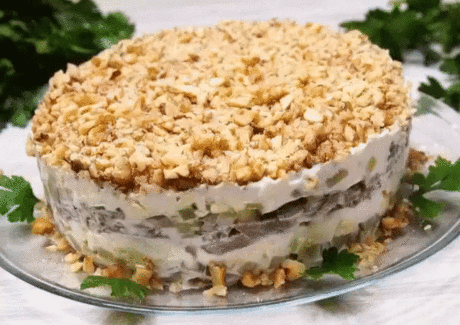 Салат "Принц»  Рецепт вкусного салата на Новый год 2019!
Ингредиентов мало, все доступные, но от салатика просто не оторваться. Получается очень вкусный, сытный
Ингредиенты
500 гр Говядина 
2-3 шт(200 гр) Огурцы маринованные
2-3 зуб Чеснок
4 шт Яйца
100 гр Грецкие орехи 
по вкусу Майонез