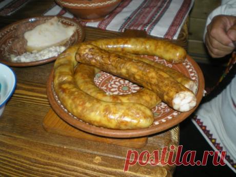 Рецепт гуцульської ковбаси
На 1 кг вам потрібно: крупа кукурудзяна – 290 г.; шкварки – 120 г.; смалець – 100 г.; цибуля – 240 г.; сіль – 10 г.; перець чорний мелений – 2 г.; свиняча кишкова оболонка – 60-70 см.Кукурудзяну крупу просівають і відварюють у малій кількості води до напівготовності.Свіжі шкварки пропускають через м’ясорубку.
Дрібно нарізану ріпчасту цибулю обсмажують у смальці до золотистого кольору, змішують з відвареною кукурудзяною крупою і меленими шкварками і подають як горячу