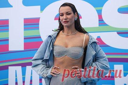 Ида Галич снялась в откровенном образе. Российская блогерша и телеведущая Ида Галич снялась в откровенном образе. На опубликованных кадрах 33-летняя звезда позировала в блестящем костюме серебристого оттенка, состоящего из бюстгальтера без подклада и укороченной юбки с запахом. При этом она продемонстрировала частично обнаженное тело.