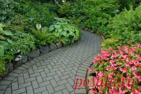 10 идей для красивой садовой дорожки Чтобы сделать в саду красивую дорожку, совсем не обязательно быть ландшафтным дизайнером. Техника укладки дорожки зависит от материала, который вы выберете. Мы выбрали 10 самых популярных способов обустройства садовых дорожек.
