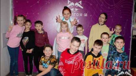 День рождения ребёнка - наиболее популярная программа клуба лазертаг в Саратове. Уже более 14 лет радуем детишек и взрослых играми лазертаг. Особенно популярны в последнее время игры в помещении, в ТЦ Оранжевый. Наш клуб отличается от других тем, что мы практикуем интерактивный, иммерсивный лазертаг. Это не просто игра, а целое театрализованное действо с игроками в главной роли. Персонажи очень нравятся нашим гостям. Особенно популярен безумный учёный ))