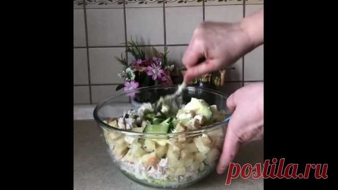 ВКУСНЫЙ САЛАТ К ПРАЗДНИКУ

Вам понадобится:
Куриная грудка
Свежие огурчики
Сухарики
Пекинская капуста
Ананасы консервированные
Зелень,майонез
Чёрный перец

Все берём примерно в одинаковых пропорциях в чашечках.Куриную грудку отвариваем и руками, разделываем на не большое кусочки.Овощи и ананасы крупно нарезаем.Все соединяем, заправляем майонезом, перемешиваем и посыпаем зеленью.Собираем салат перед подачей,или сухарики посыпаем перед подачей.
Приятного аппетита