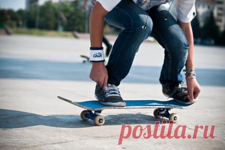 В Вологде открыли первый крытый скейт-парк. В Вологде открылся первый крытый скейт-парк, который был построен на улице Панкратова, 84 местным предпринимателем. Здание имеет размеры 40 на 15 метров и переменную высоту потолков от 4 до 6 метров, что дает возможность установить разное оборудование. Одновременно в парке может заниматься 20 человек.