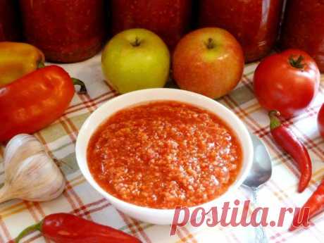 Аджика с помидорами и яблоками.