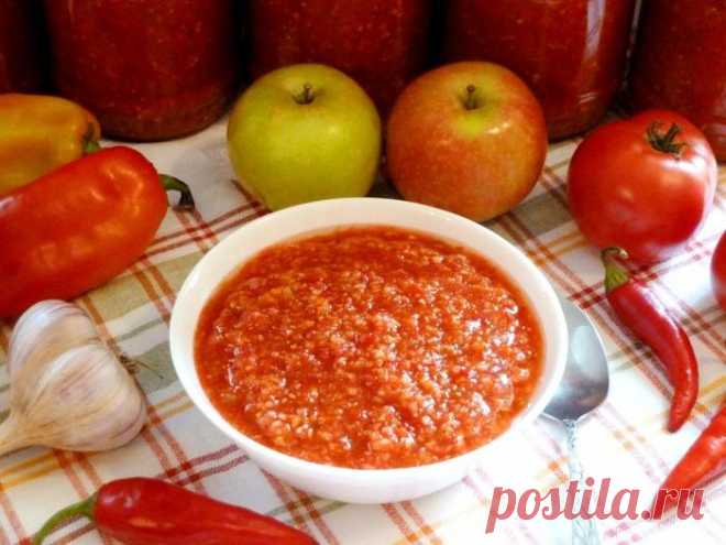 Аджика с помидорами и яблоками.