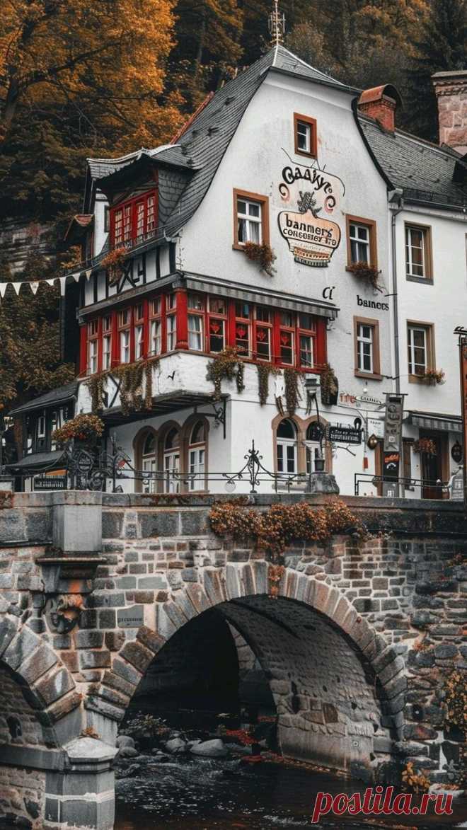 Old Pub at River, Monschau, Renania de Nord-Westfalia, Germania