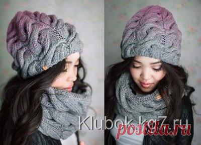 ОБЪЁМНАЯ РАДУЖНАЯ ШАПКА С КОСАМИ
В моде рельефные узоры, в первую очередь – косы различного вида и фасона.
Предложенная Вашему вниманию шапка как раз такая – объёмная, выполнена спицами узором «Коса». Шапка смотрится очень эффектно, потому что при её создании применяется ещё одна хитрость: шапка вяжется в 2 нити, поначалу – одноцветные. Затем одна из нитей заменяется на нить другого цвета, некоторое время вязание происходит двумя нитями разного цвета. Но через определённый промежуток заменяется