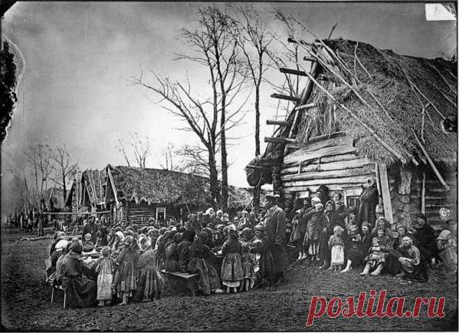 Максим Дмитриев: фотографии царской России | Чёрт побери Все мы знаем и любим фотографии Сергея Прокудина-Горского. Цветные кадры царской России — это уникальное достояние. Но есть еще один классик, равный по величине. Это Максим Дмитриев. В отличие от Прокудина-Горского, он донес до нас не открыточную Россию. Он сделал первые жанровые снимки в нашей стране. (Всего 45 фото)   Голодный год в Нижегородской губернии 1891-1892  1. Народная столовая в деревне Пралевке Лукояновс...