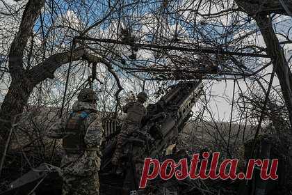 В США рассказали об уязвимости гаубиц M777. Буксируемые гаубицы M777, которые используют Вооруженные силы Украины (ВСУ), уязвимы перед ответным огнем из-за недостаточной мобильности, пишет Popular Mechanics. Подготовка гаубицы к смене позиции может занять до трех минут. Российские подразделения оснащены станциями контрбатарейной борьбы «Зоопарк-2».