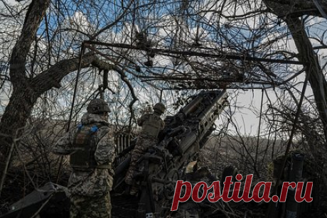 В США рассказали об уязвимости гаубиц M777. Буксируемые гаубицы M777, которые используют Вооруженные силы Украины (ВСУ), уязвимы перед ответным огнем из-за недостаточной мобильности, пишет Popular Mechanics. Подготовка гаубицы к смене позиции может занять до трех минут. Российские подразделения оснащены станциями контрбатарейной борьбы «Зоопарк-2».