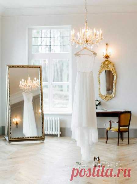 Нежная пастельная палитра, блеск золота в декоре, утонченная элегантность в образах молодоженов и спокойная, семейная атмосфера…