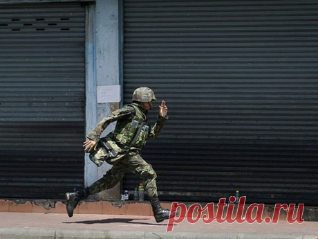 Король дезертиров | Чёрт побери Абсолютный рекорд по уклонению от призыва принадлежит латышу Янису Пинупсу, который скрывался от советских, а потом даже и от российских военных прокуроров более полувека!  Он бежал с фронта в 1944 году в 20-летнем возрасте. Первые 10 лет Янис прятался в лесу, питаясь грибами и ягодами, в середине 1950-х, когда его семья построила новый дом - перебрался в старое жилище и жил в хлеву. Выходить на люди дезертир начал лишь в 1970х годах, когда ...