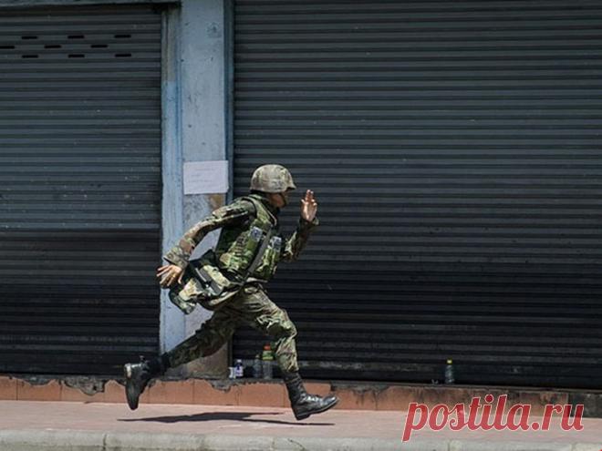 Король дезертиров | Чёрт побери Абсолютный рекорд по уклонению от призыва принадлежит латышу Янису Пинупсу, который скрывался от советских, а потом даже и от российских военных прокуроров более полувека!  Он бежал с фронта в 1944 году в 20-летнем возрасте. Первые 10 лет Янис прятался в лесу, питаясь грибами и ягодами, в середине 1950-х, когда его семья построила новый дом - перебрался в старое жилище и жил в хлеву. Выходить на люди дезертир начал лишь в 1970х годах, когда ...