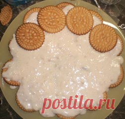 Торты из печенья - 5 лучших рецептов.
Рецепт 1: Торт из печенья банановый
Описание:
Очень вкусный торт! Сочетание сметаны и бананов делает его вкус нежным, а на его приготовление уходит так мало времени, что можно делать его хоть каждый день и подавать в качестве десерта или на завтрак малышам.
Ингредиенты:
1 кг не соленого крекера;
4 крупных банана;
1 л сметаны;
0,5 кг сахара;
100 гр. шоколада.
Способ приготовления:
1. Взбиваем сметану с сахаром. Бананы нарезаем тонкими кружками.
2. Вык